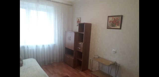 В квартире проживает одна женщина, поэтому сдатся только женщине.